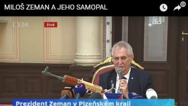 Zeman zieht Fake-AK-47, Aufschrift: "für Journalisten"