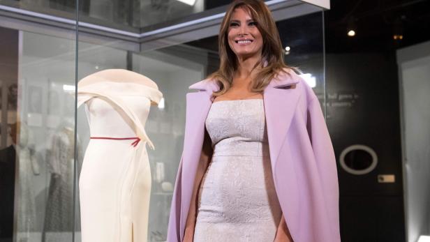 Melania Trumps berühmtes Kleid gibt es nun im Museum zu bewundern