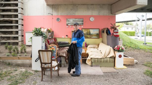 Robert steht in seiner Wohnung unter einer Autobahn-Brücke