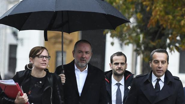 Im Regen: SPÖ-Geschäftsführerin Brunner, Minister Drozda und Parteichef Kern