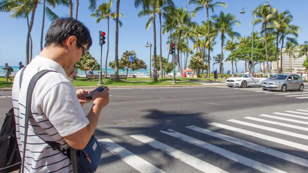 Fußgänger mit Smartphone in Honolulu