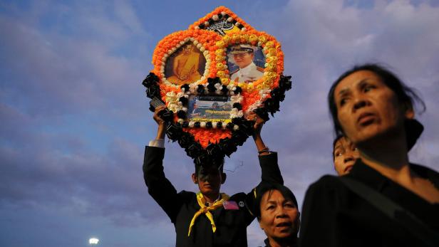 Trauernde beim Königspalast von Bangkok