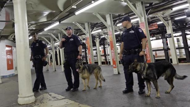 Polizeipatrouillen in der U-Bahnstation Times Square in New York. Iraks Premier hatte vor IS-Anschlägen in U-Bahnen gewarnt