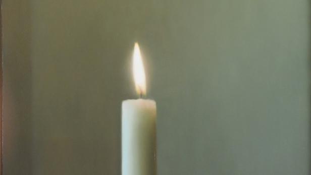 Symbolbild: Eine brennende Kerze verursachte im Flachgau ein Feuer.