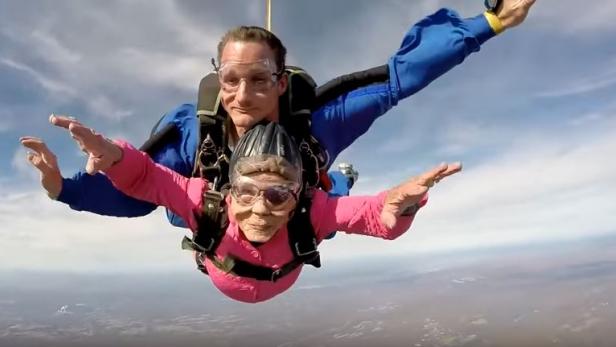 94-Jährige feiert Geburtstag mit Fallschirmsprung