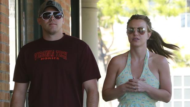 Britney Spears mit einem Mann mit Virginia-Tech-T-Shirt und Sonnenbrille.