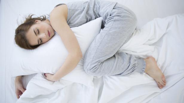 Die ersten zwei Stunden des Schlafs sind für die Gesundheit von Bedeutung.