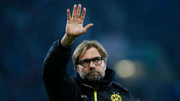 Jürgen Klopp winkt mit erhobener Hand.