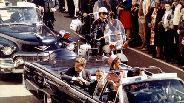 John F. Kennedy und Jackie im offenen Wagen, kurz bevor die Schüsse fielen