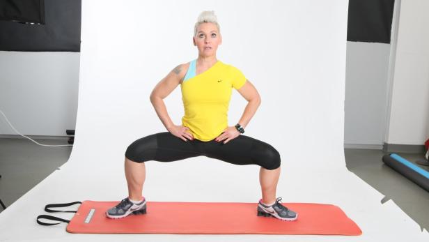 Grätschhocke. Diese Übung dehnt die Oberschenkelinnenseite, trainiert das Balancegefühl und sorgt für Kraft in den Hüften und Beinen. Dazu die Füße deutlich breiter als schulterbreit stellen, die Fußspitzen zeigen nach außen. Beide Beine 90 Grad beugen. Wer möchte, kann sich mit den Händen auf den Knien abstützen. Diese Position drei mal für 30 Sekunden halten.