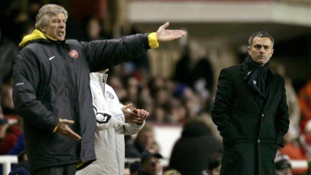 Arsène Wenger gestikuliert während eines Spiels, während José Mourinho zusieht.