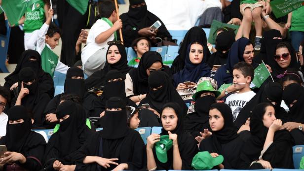 Ausnahme am Nationalfeiertag: Frauen im Stadion in Riad.