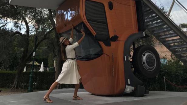 US-Filmstar Eva Longoria posierte als Supergirl vor dem Truck von Erwin Wurm – und postete das Foto auf Instagram.
