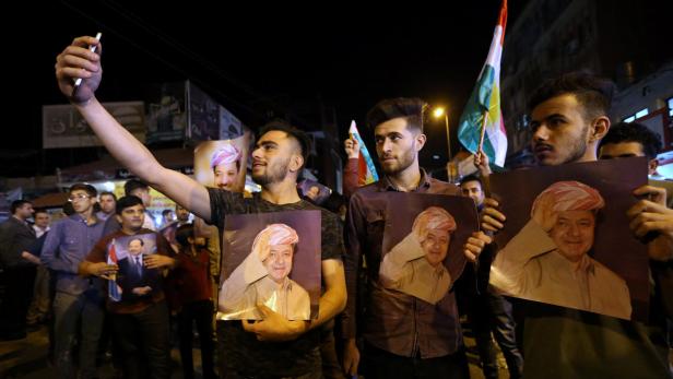 Ein Selfie zum Abschied: Anhänger Barzanis gingen in vielen Städten auf die Straße um für den Verbleib ihres Idols im Amt einzutreten.