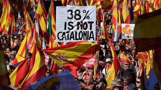38 Prozent sind nicht Katalonien – lautet der Protest in Anspielung auf das Unabhängigkeitsreferendum: Nur 42 % gingen zu den Urnen, davon stimmten 90 % für die Abspaltung.