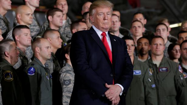 Donald Trump bei einem Treffen mit Mitgliedern des Militärs in Maryland.
