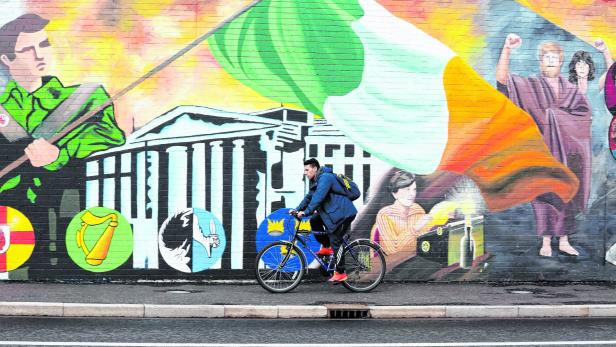 Wandmalerei in der katholischen Falls Road in Belfast