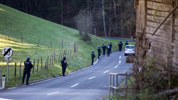 300 Polizisten suchen nach dem Verdächtigen