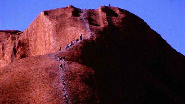 Touristen klettern auf den Uluru (Archivfoto)
