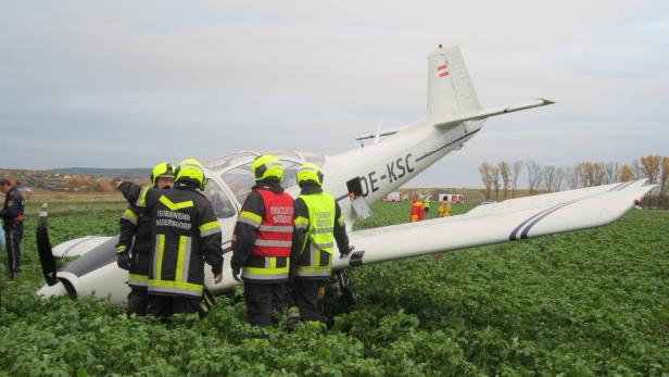 NÖ: Kleinflugzeug musste in Acker notlanden