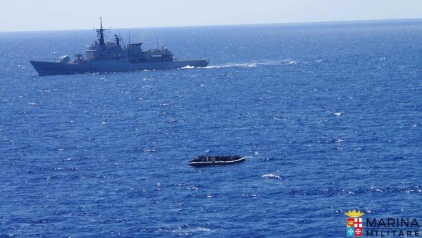 Italienisches Marineschiff auf Rettungseinsatz vor der libyschen Küste. (2016)