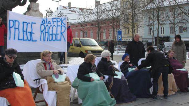 20.02.2013: Die Aktivisten der SPÖ und LAbg. Ines Obex-Mischitz konnten mit ihrer Aktion auf die schwierige Lage und dringend notwendige Verbesserungen in den Kärntner Pflegeheimen hinweisen.