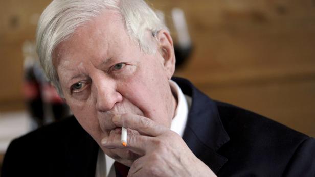 Ohne seine geliebten „Reyno“-Zigaretten geht’s nicht – damit darf Helmut Schmidt sogar ins Fernsehen