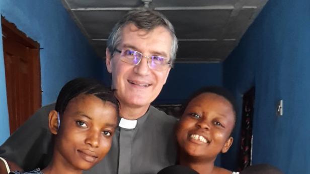 Salesianer-Pater Mario Crisafulli versucht den jungen Menschen vor Ort Perspektiven zu eröffnen