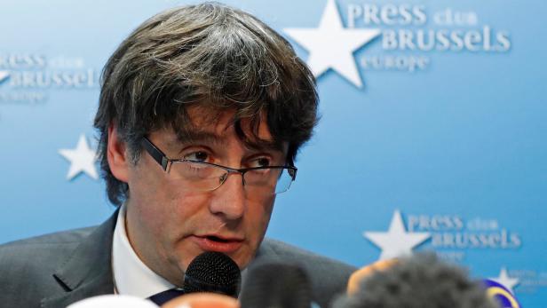 Carles Puigdemont spricht vor Mikrofonen im Press Club Brussels Europe.