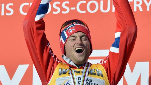 epa03639205 The overall winner Petter Northug of Norway holds the trophy as he celebrates on the podium after the FIS Cross Country World Cup Final in Falun, Sweden, 24 March 2013. EPA/ANDERS WIKLUND SWEDEN OUT