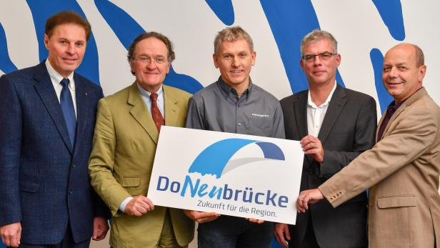 Brückenaktivisten: v.l.Karl Hasenoehrl, Leonhard Helbich-Poschacher, Gerhard Fischer, Markus Formann, Josef Scheuchenegger
