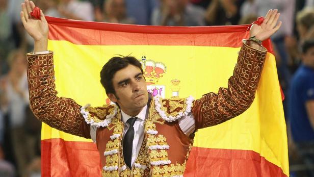 Ein Torrero posiert demonstrativ mit Spaniens Nationalflagge