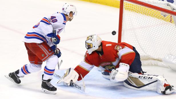 Ein Hockeyspieler der New York Rangers schießt auf das Tor der Florida Panthers.