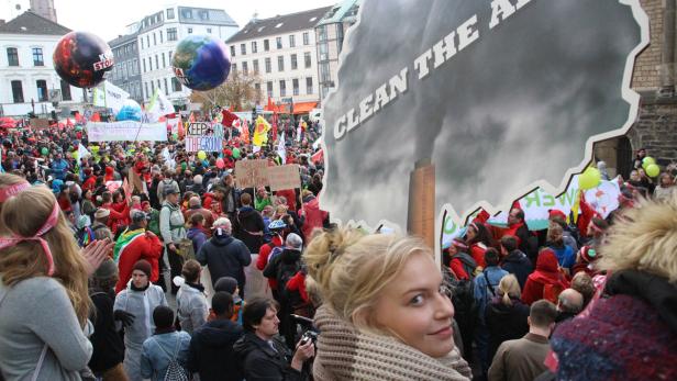 Demo für den Ausstieg aus den Kohlekraftwerken in Deutschland - am Wochenende vor der UN-Klimakonferenz in Bonn