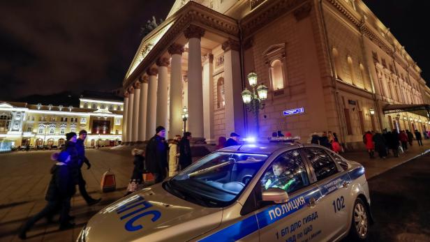 Ein Polizeiauto vor dem weltbekannten Bolschoi-Theater.