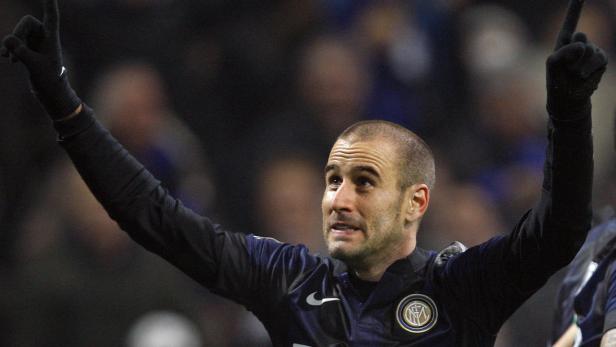 Ein Fußballspieler von Inter Mailand jubelt mit erhobenen Armen.