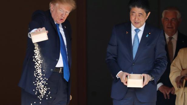 Trump, Abe: Zuerst Fische füttern, dann Militärdeals