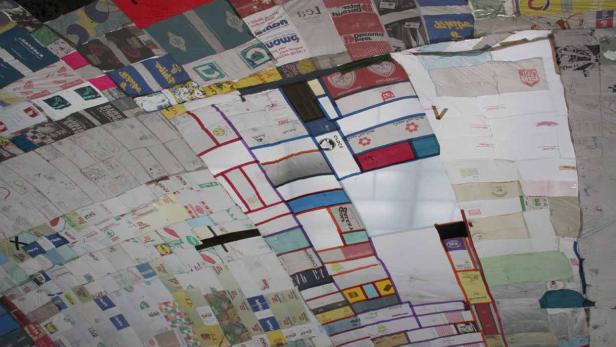 Eine Decke oder Wand, bedeckt mit vielen verschiedenen Einkaufstüten.