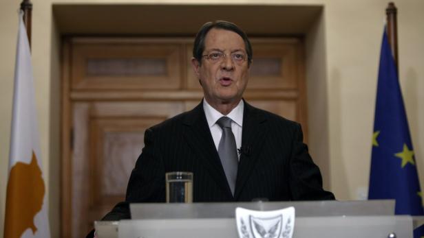 Cyprus&#039; President Nicos Anastasiades addresses the nation with a televised speech from the presidential palace in Nicosia March 25, 2013. Cyprus reached a last-ditch deal with international lenders on a 10 billion euro rescue plan to avoid economic meltdown, agreeing to close down its second-largest bank and inflict heavy losses on big depositors. REUTERS/Petros Karadjias/Pool (CYPRUS - Tags: BUSINESS POLITICS PROFILE TPX IMAGES OF THE DAY)