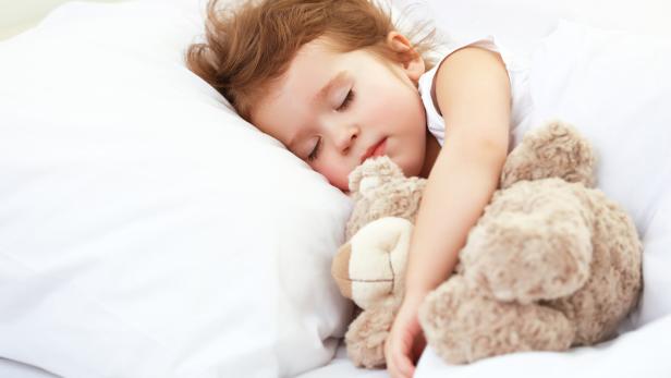 Manche Kinder kämpfen bereits in jungen Jahren mit Schlafstörungen.