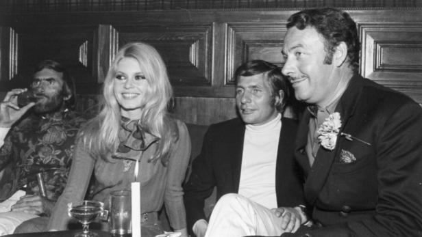 Die Liste ihrer Liebhaber ist lang. Sacha Distel, Gilbert Bécaud und Serge Gainsbourg gehörten dazu, aber auch der deutsch-schweizerische Industriellenerbe Gunter Sachs, mit dem sie von 1966 bis 1969 verheiratet war.