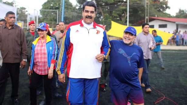 Diego Maradona (re.) versteht sich gut mit Nicolas Maduro.