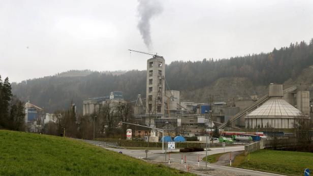 Monate- oder jahrelang hat die Zementfabrik die Umwelt mit HCB belastet.