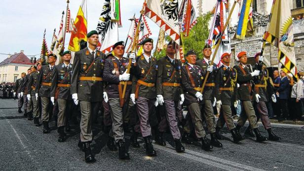 Tausende Schaulustige säumten jedes Jahr den Aufmarsch in der Grazer Straße. An die 1000 Soldaten, Panzer, Lkw, Flugzeuge und Hubschrauber nahmen teil