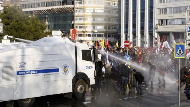 Die Polizei setzte am Sonntag Wasserwerfer bei Demonstrationen gegen die Regierungspartei AKP in Istanbul ein.