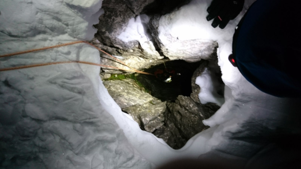 Rettung des deutschen Bergsteigers aus einer 30 Meter tiefen Felsspalte.