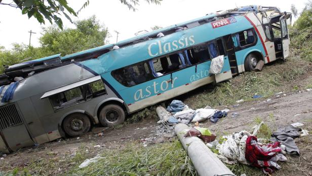 Ein verunglückter Reisebus der Marke Penha liegt auf der Seite.