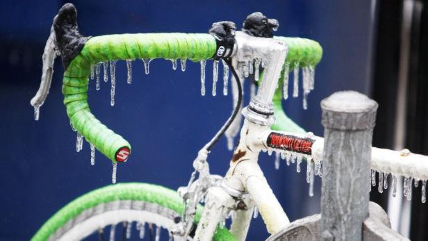Ein Fahrrad ist mit Eis bedeckt.