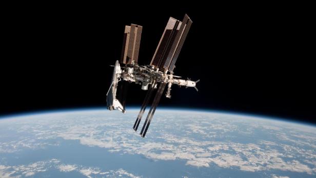 Ein von der US-Luft- und Raumfahrtbehörde NASA veröffentlichtes Foto der Internationalen Raumstation ISS mit einem angekoppelten Space Shuttle.
