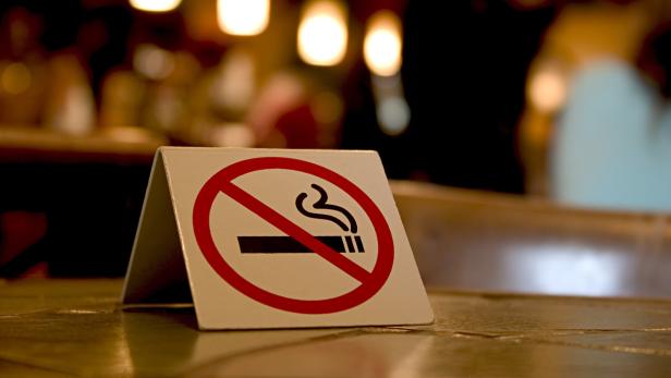 Fachärzte sprechen sich für ein Rauchverbot in der Gastronomie aus.